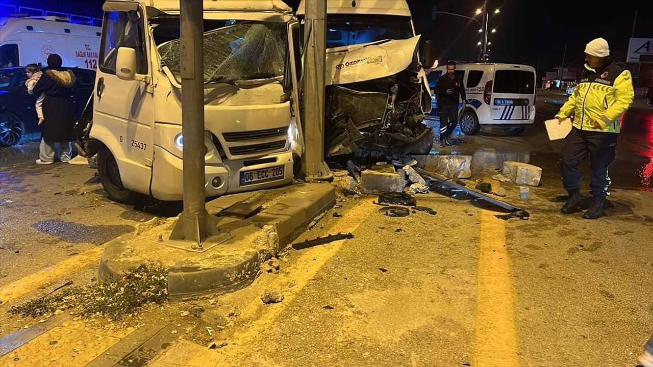 Ankara'da Minibüs Kazası: 21 Yaralı