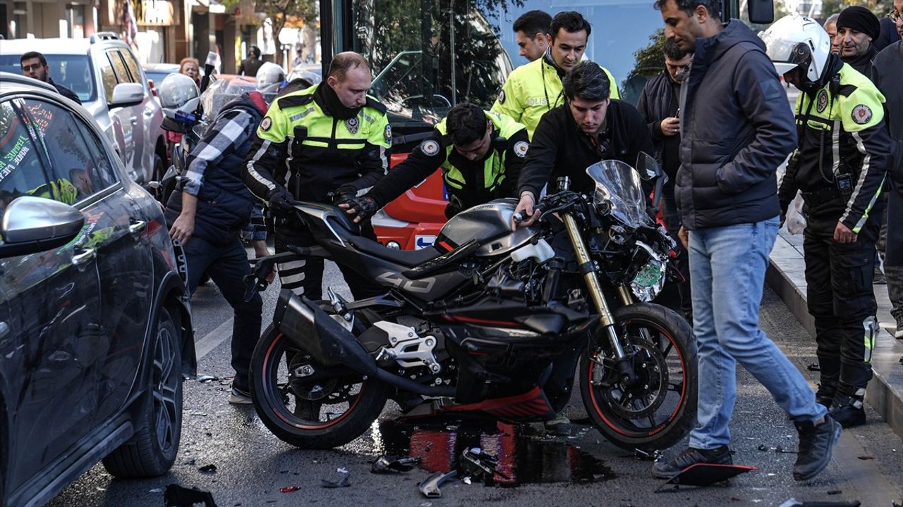 Ankara'da Polisten Kaçarken Kaza Geçiren Motosiklet Sürücüsü Yaralandı