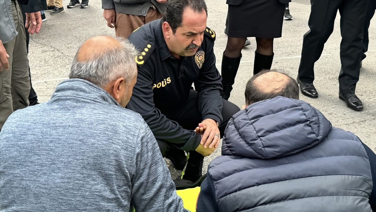 Antalya'da Emniyet Müdürü, Yaralı Polisin Yanında Durdu