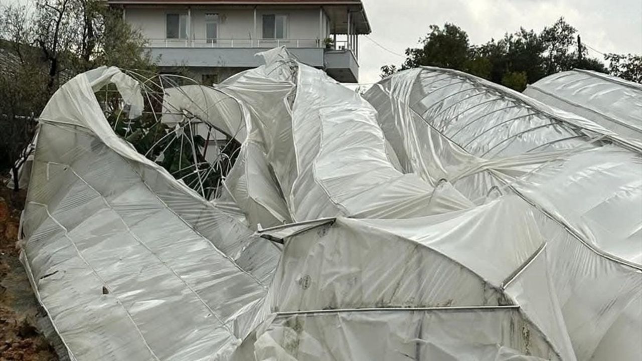 Antalya'da Hortum ve Sağanak İle Tarım Alanlarına Zarar