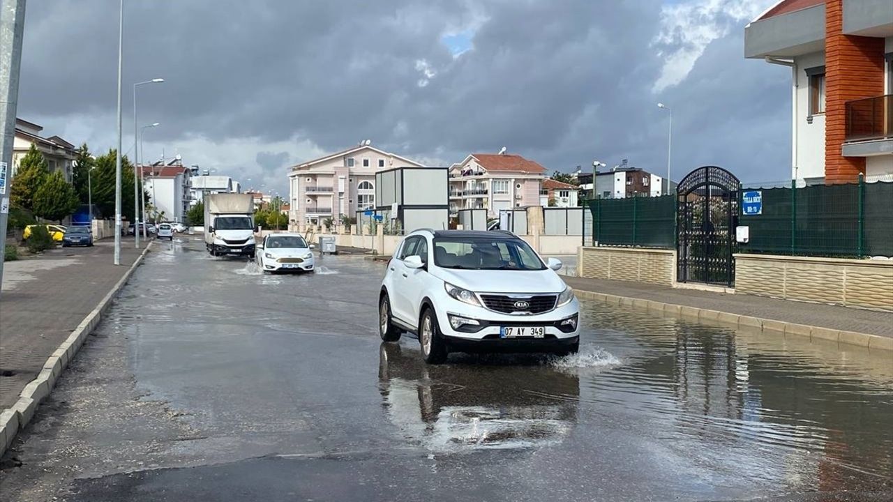 Antalya'da Hortum ve Sağanak Yağmur Seralara Zarar Verdi