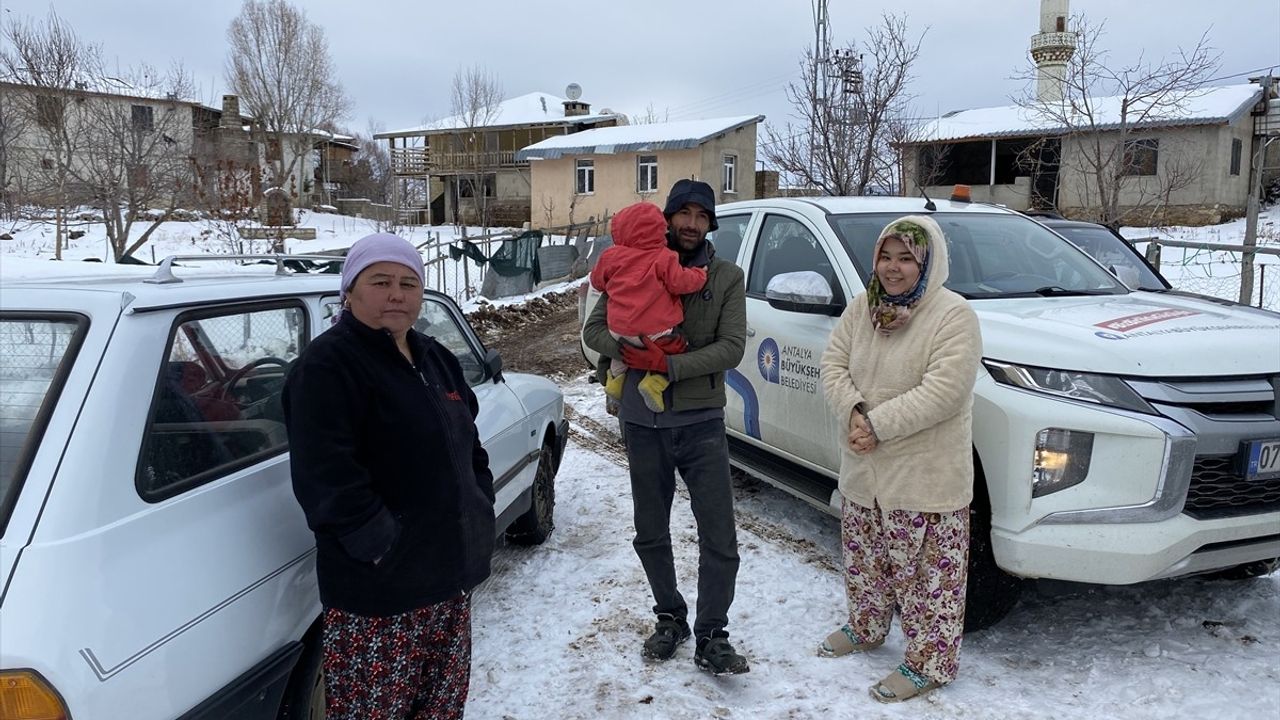 Antalya'da Kar Yağışı: 9 Kişi Mahsur Kaldığı Yayladan Kurtarıldı