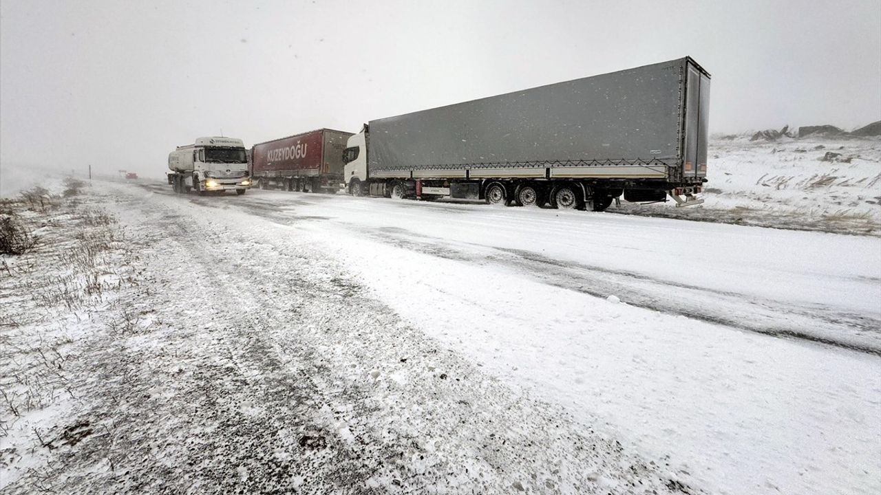 Ardahan-Şavşat Kara Yolu Buzlanma Nedeniyle Ulaşıma Kapandı