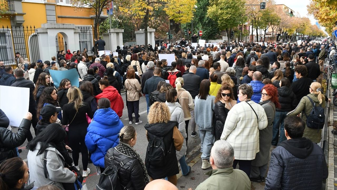 Arnavutluk'ta Akran Şiddetiyle Mücadele İçin Protesto Düzenlendi