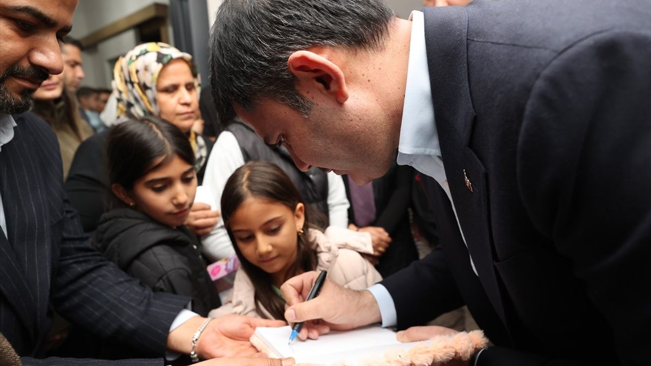 Bakan Murat Kurum, Adıyaman'da Depremzede Öğretmene Ziyaret Gerçekleştirdi