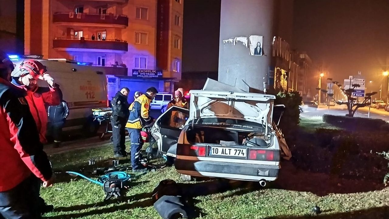 Balıkesir'de Üst Geçide Çarpan Otomobilin Sürücüsü Hayatını Kaybetti