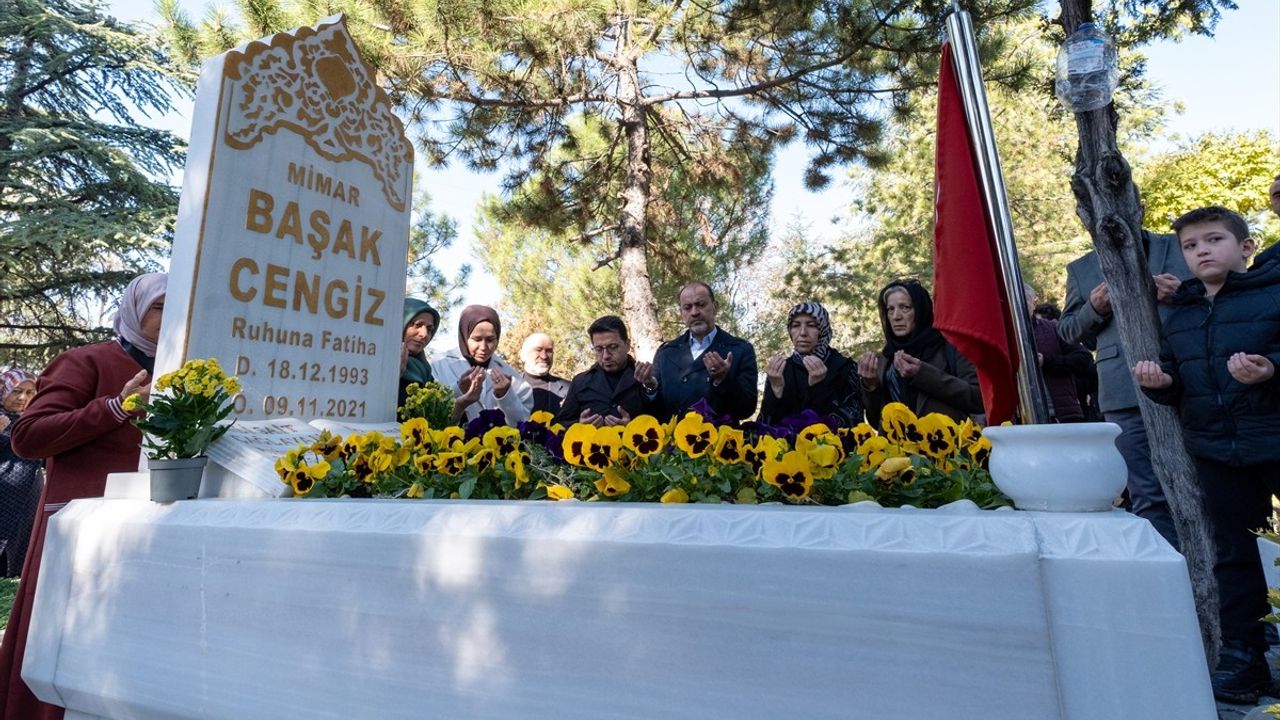 Başak Cengiz'in Kabrine Ziyaret - Avukat Tırtır ve Aile