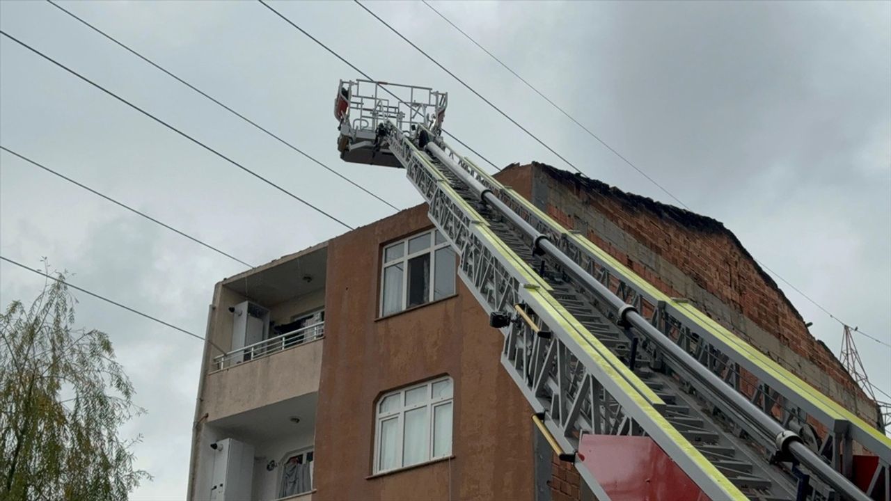 Başakşehir'de Çatı Yangını: İki Bina Zarar Gördü