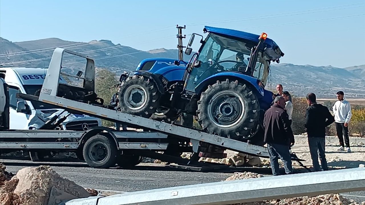 Batman'da Minibüs-Traktör Kazası: 5 Yaralı