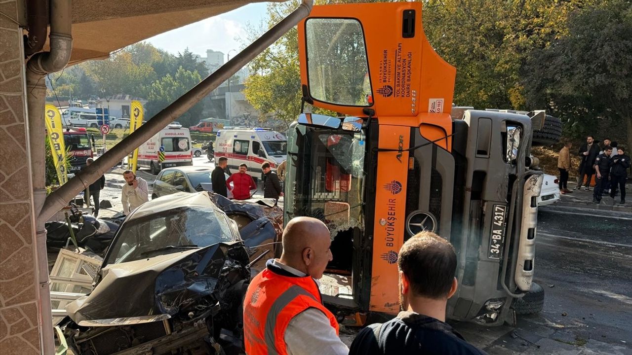 Bayrampaşa'da Yol Bakım Aracı Kaza Yaptı: 3 Yaralı