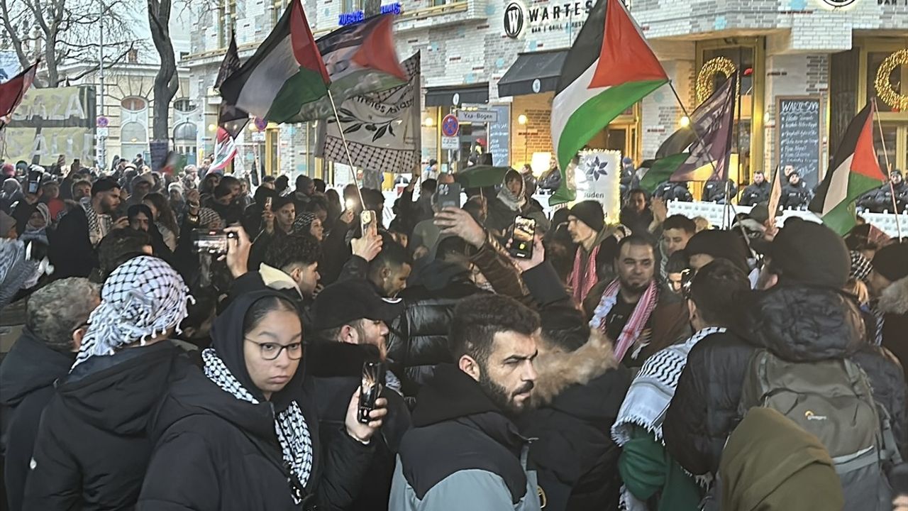 Berlin'de Filistin'e Destek Gösterisinde Gözaltılar