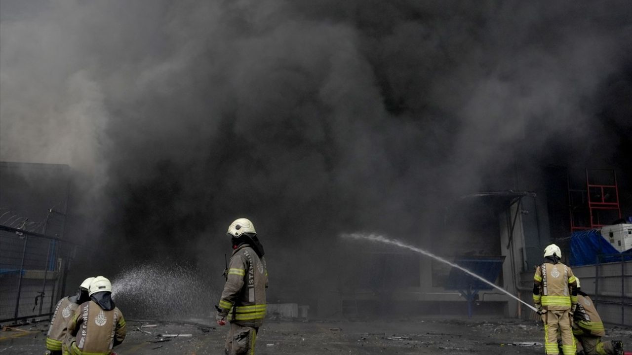 Beylikdüzü'ndeki Fabrika Yangınında İtfaiye Müdahalesi Devam Ediyor