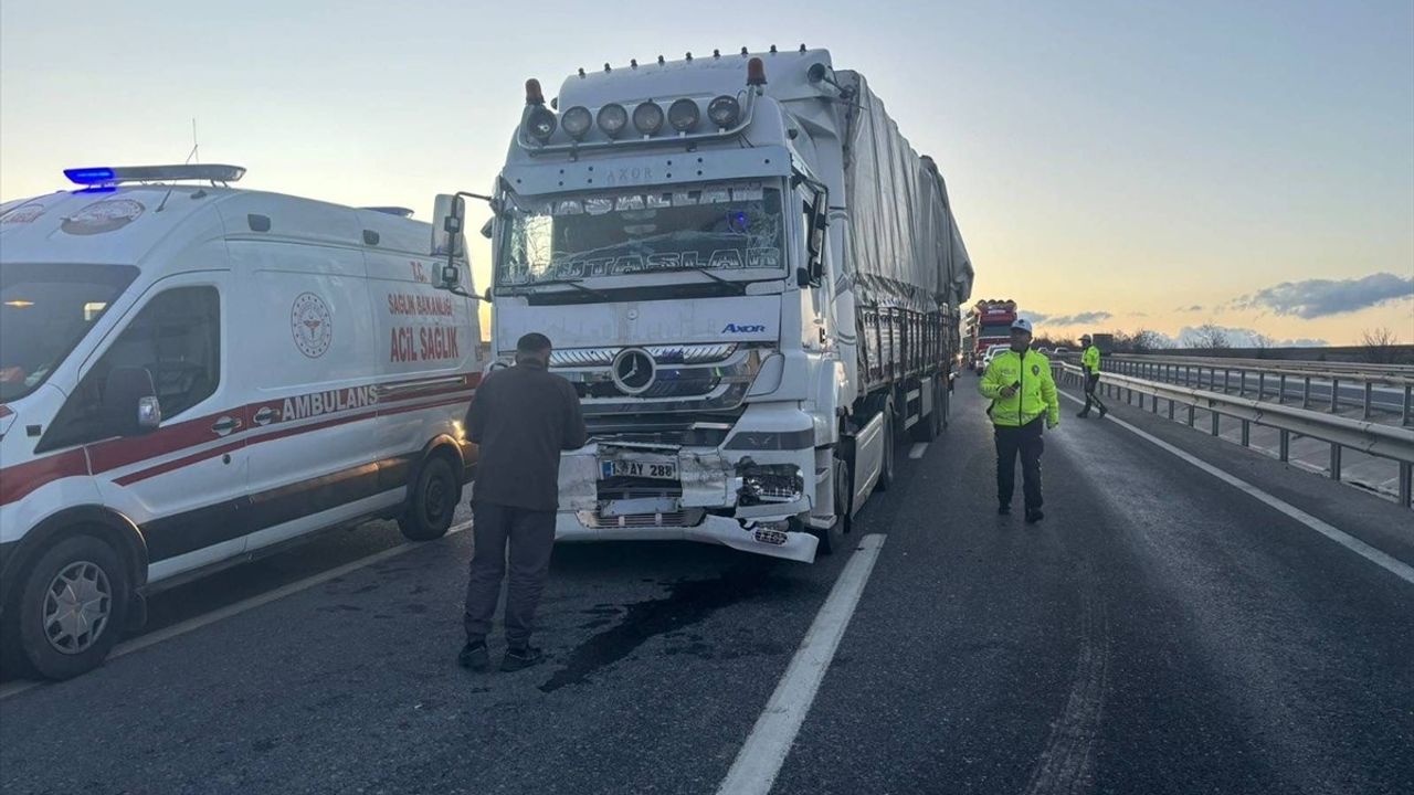 Bilecik'te Tır İşçi Servisine Çarptı: 10 Yaralı