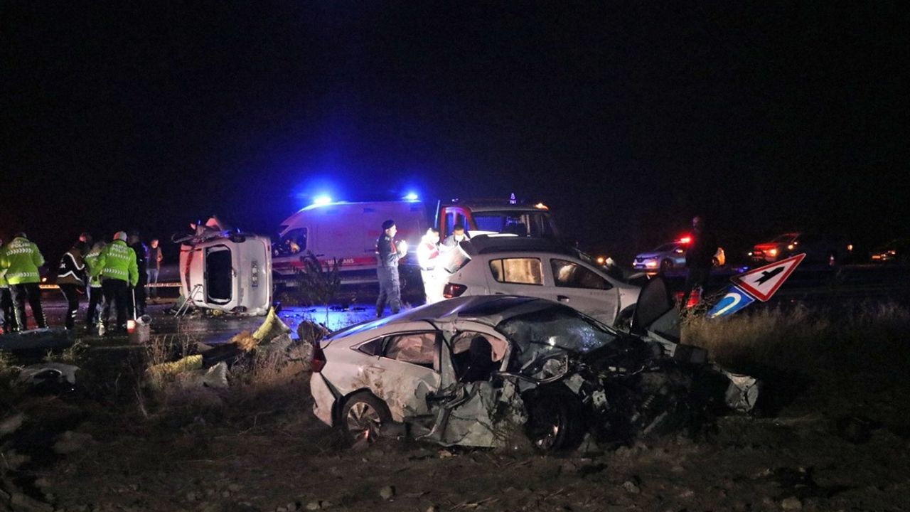 Burdur'da Üç Araçla Gerçekleşen Kazada Bir Kişi Hayatını Kaybetti