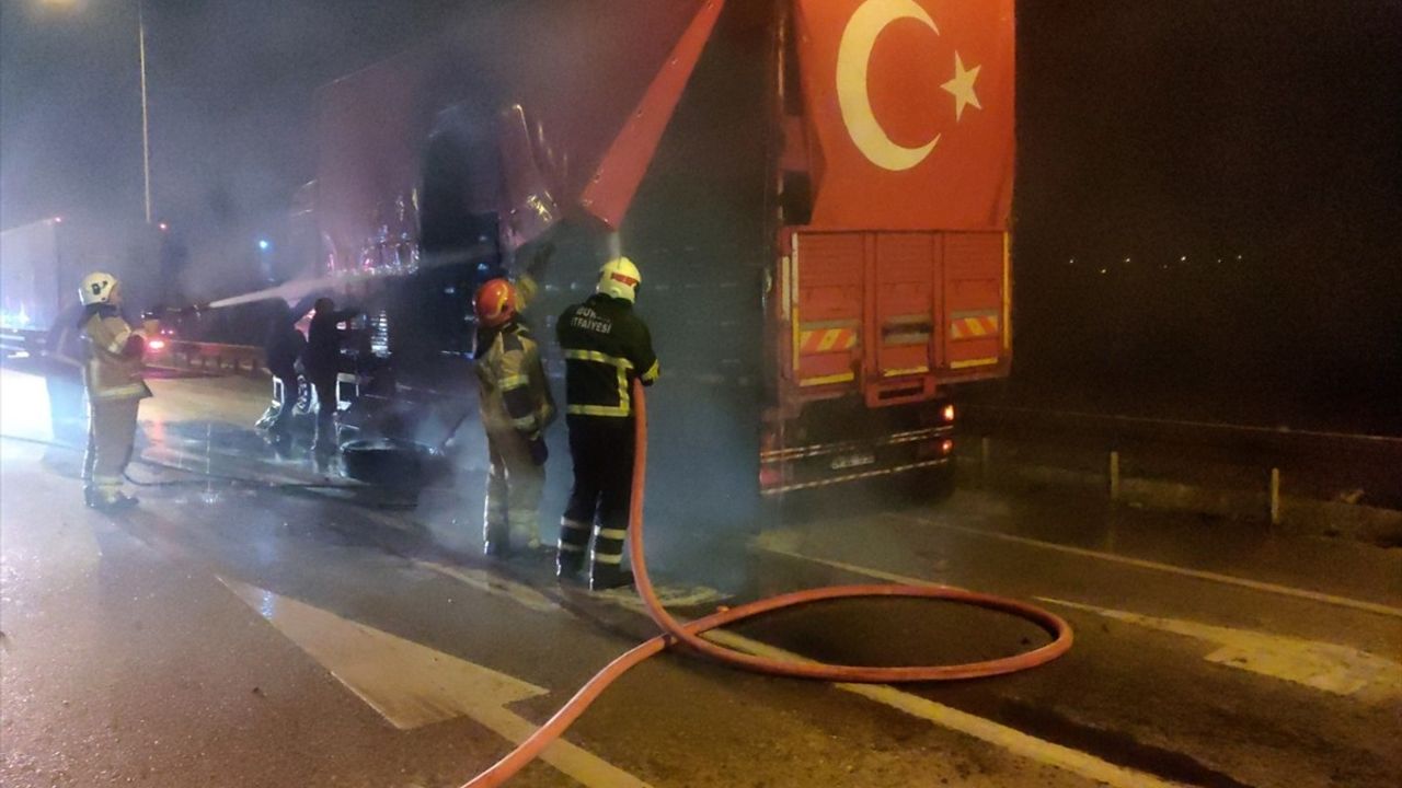 Bursa'da Domates Yüklü Kamyonda Yangın Çıktı