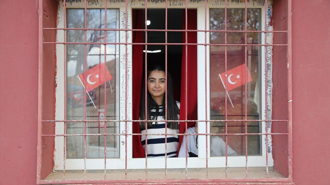Buse Canat, Herekol Dağı'ndaki Öğrencileri Geleceğe Hazırlıyor