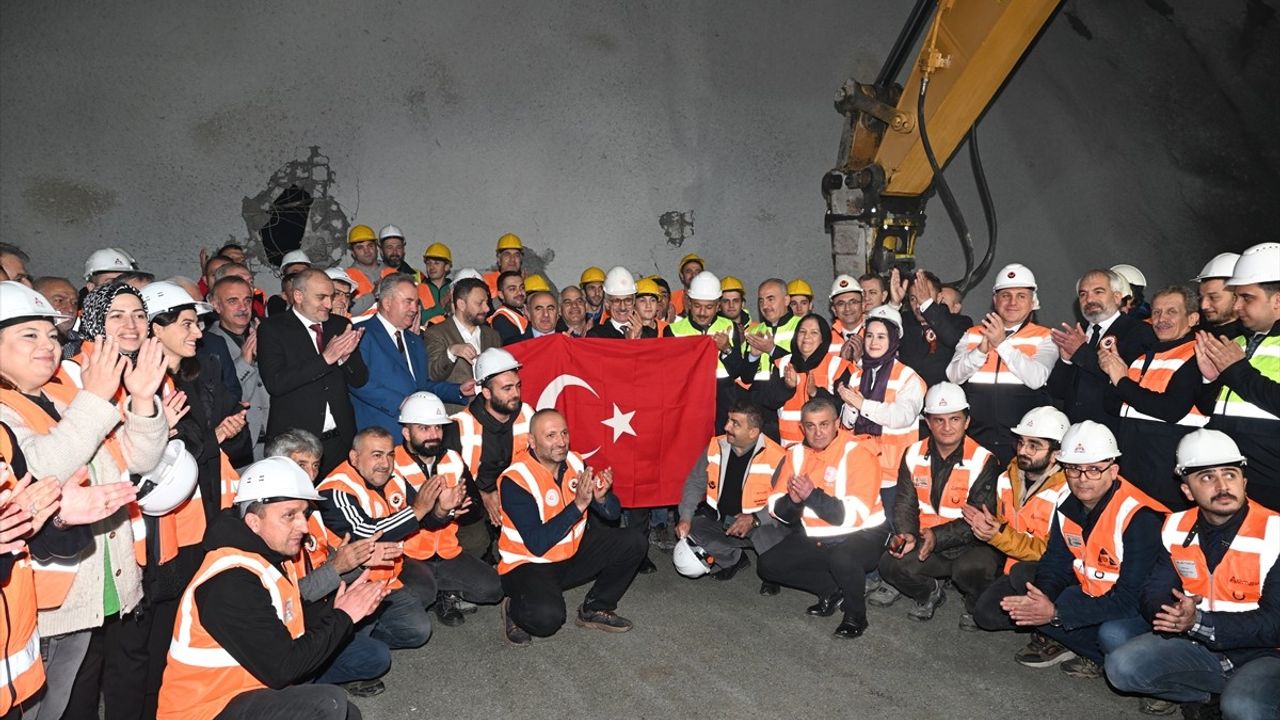 Çamlıhemşin Tüneli Işık Görme Töreni'nde Ulaşımda Devrim