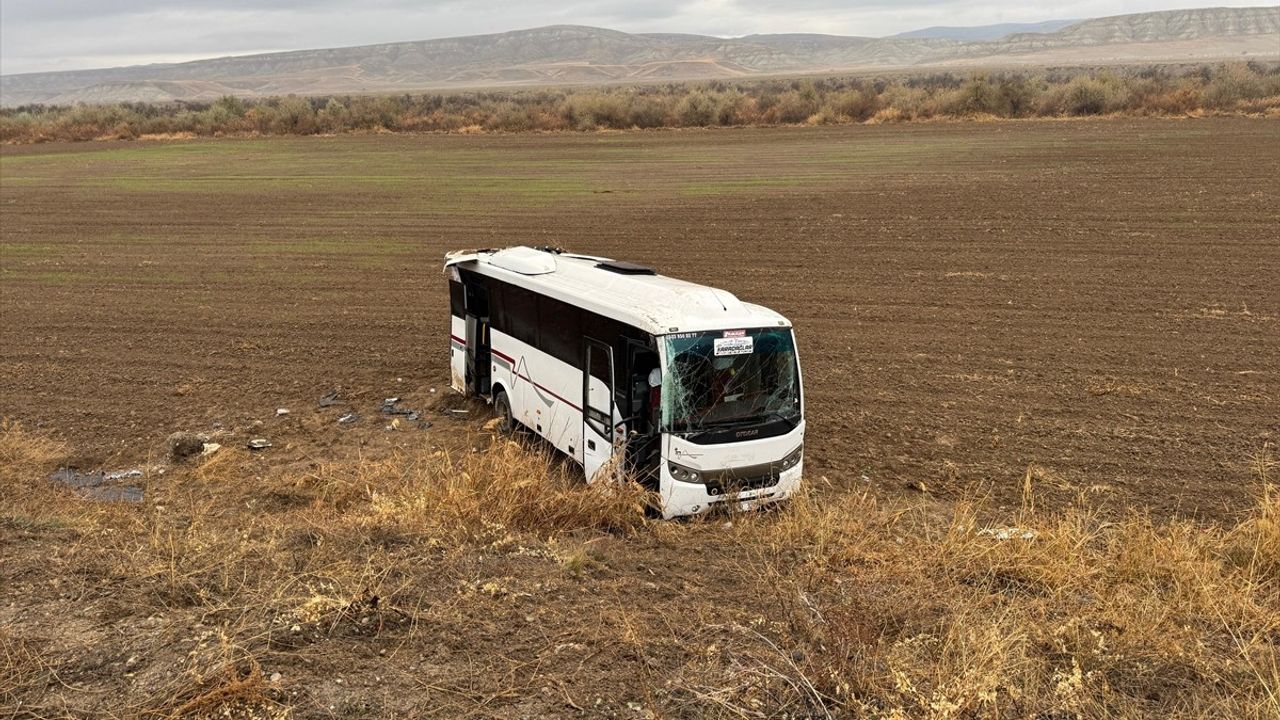 Çankırı'da Cenaze Yolunda Midibüs Devrildi