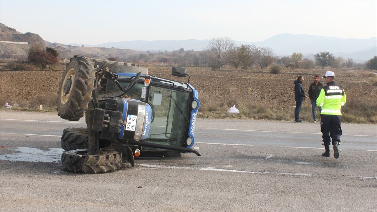 Çorum'da İşçi Servisi ile Traktör Çarpıştı: 16 Yaralı