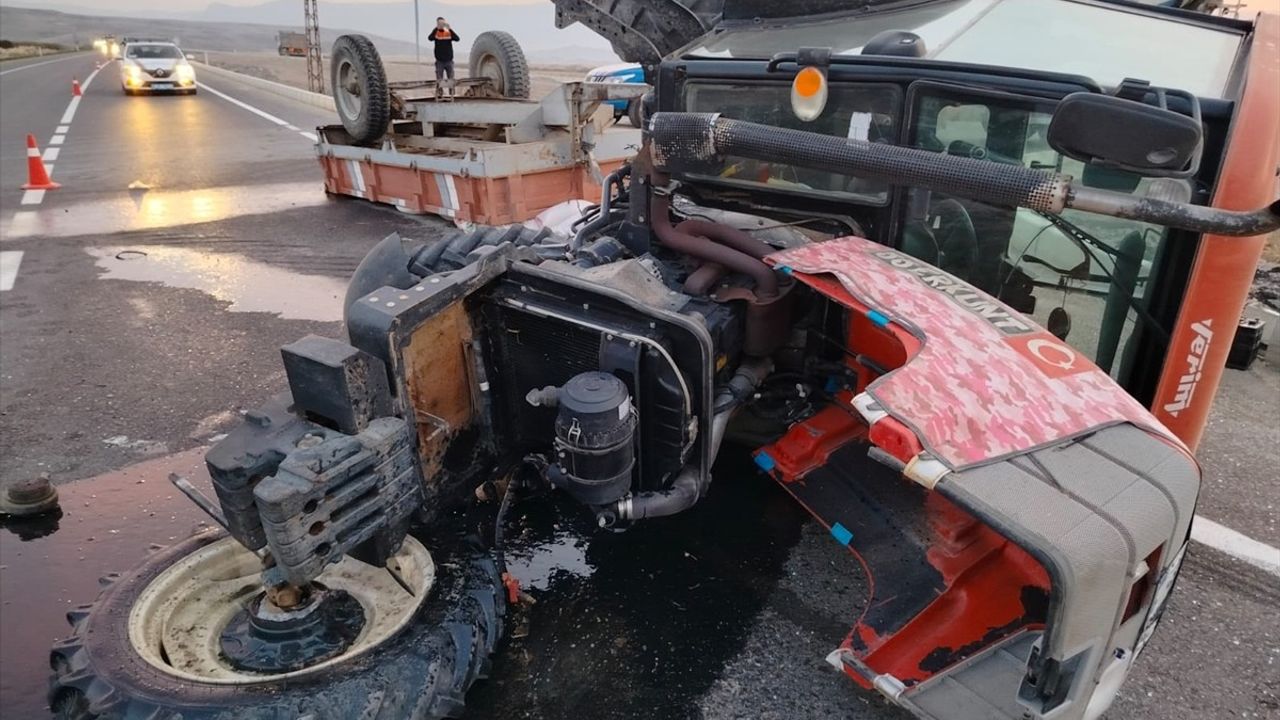 Çorum'da Otomobil ve Traktör Çarpıştı: 5 Yaralı