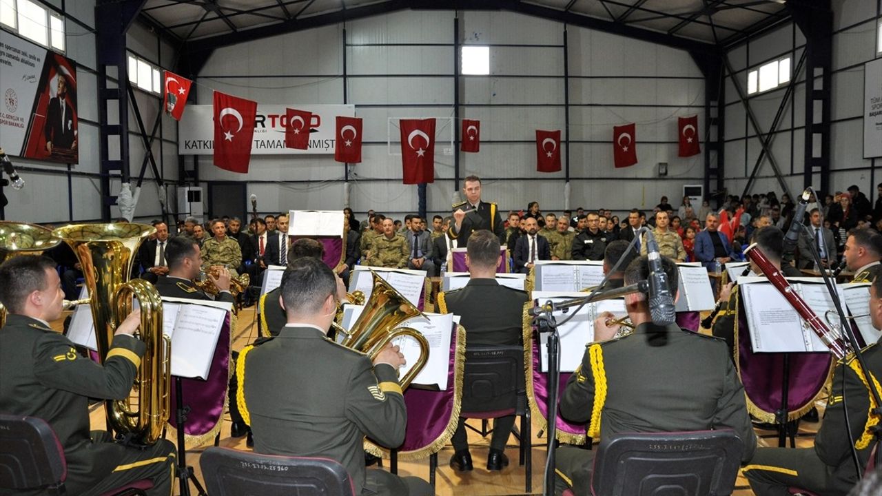 Çukurca'da Coşkulu Askeri Bando Konseri