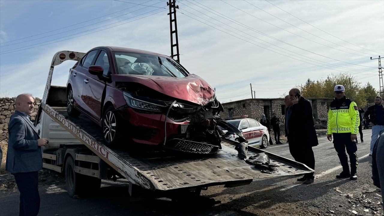 Diyarbakır'da Minibüs ve Otomobil Çarpıştı: 13 Yaralı