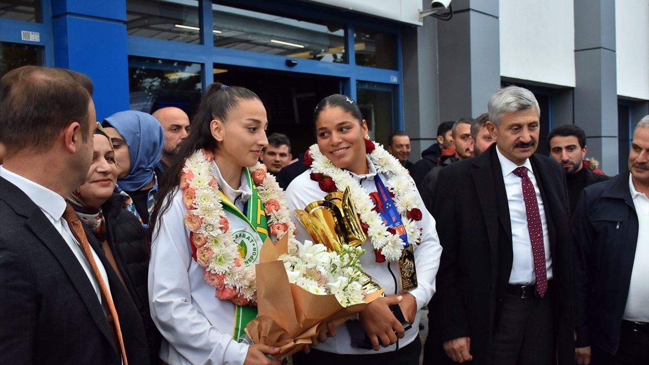 Dünya Gençler Boks Şampiyonası'nda Madalya Kazanan Havvanur ve Dilara Coşkuyla Karşılandı