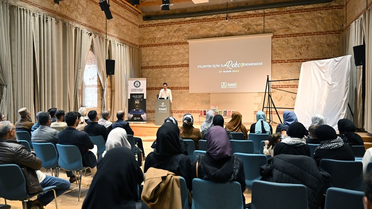 Dünyanın En Büyük Trajikomedi Kitabı, İstanbul'da Tanıtıldı