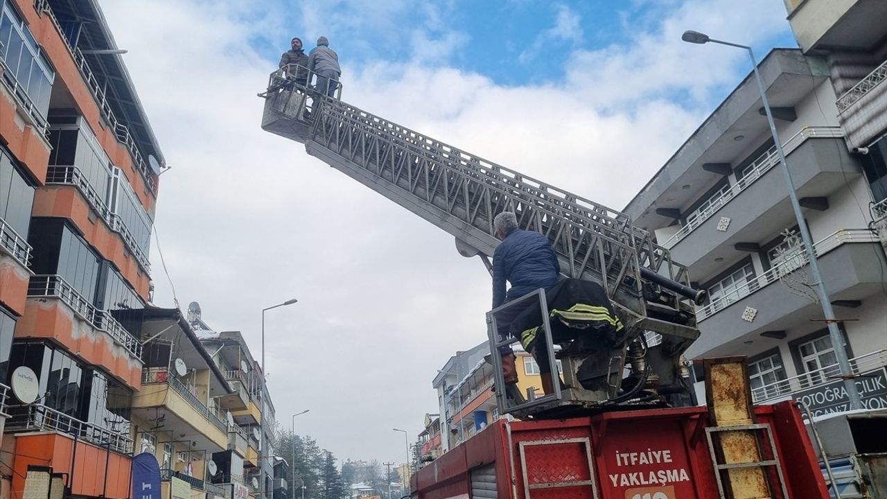 Düzce'de Apartmanın Terasında Mahsur Kalan Köpek Kurtarıldı