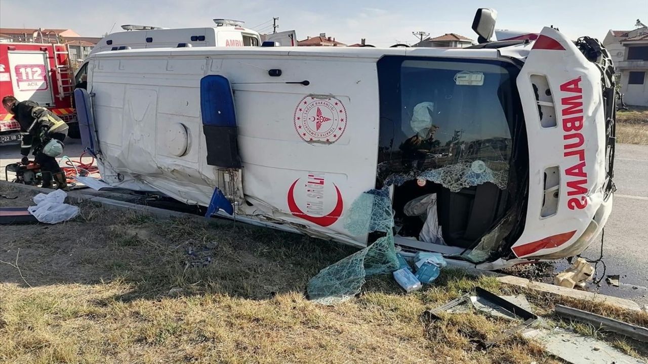 Edirne'de Ambulans ile Otomobil Çarpıştı