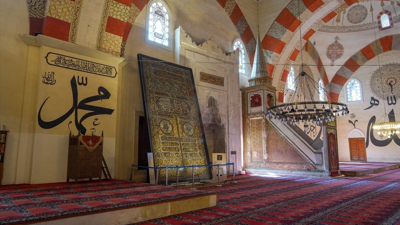 Edirne Eski Cami'de Kabe Kapı Örtüsü Sergisi