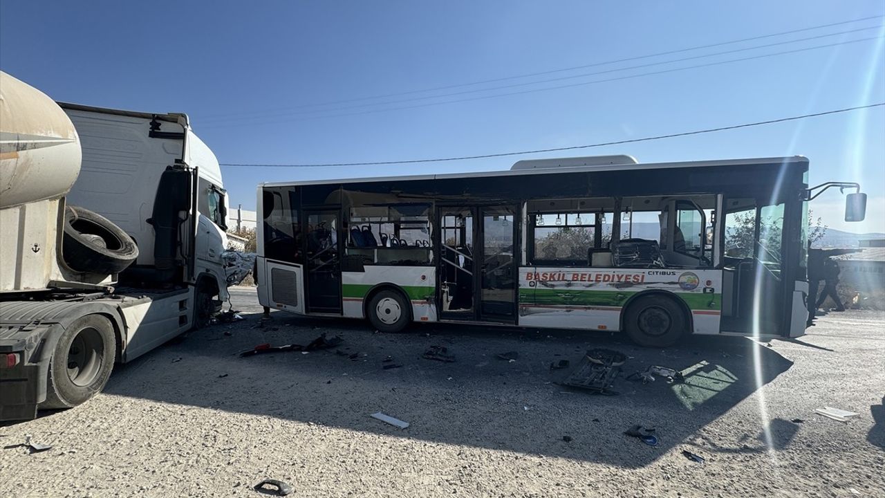 Elazığ'da Otobüs ile Tır Çarpıştı: 6 Yaralı