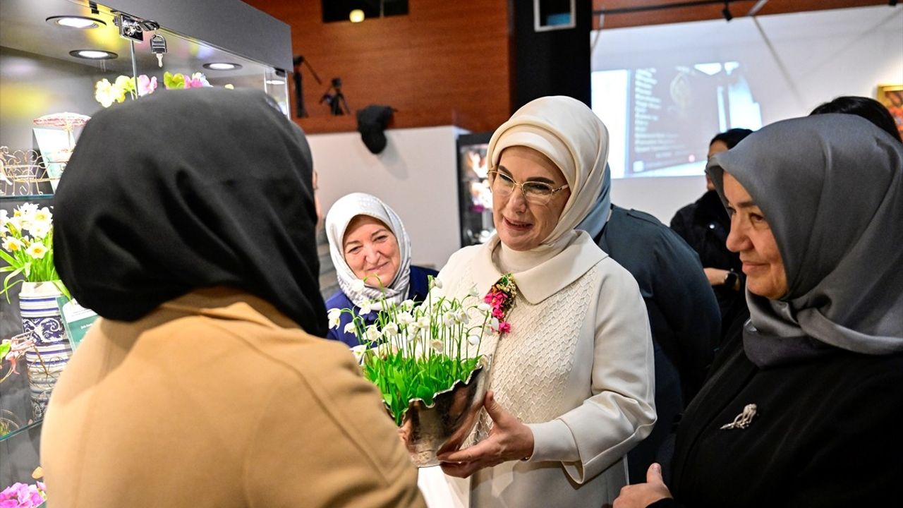 Emine Erdoğan, Çınar Derneği Karma Sergisi'nin Açılışını Yaptı