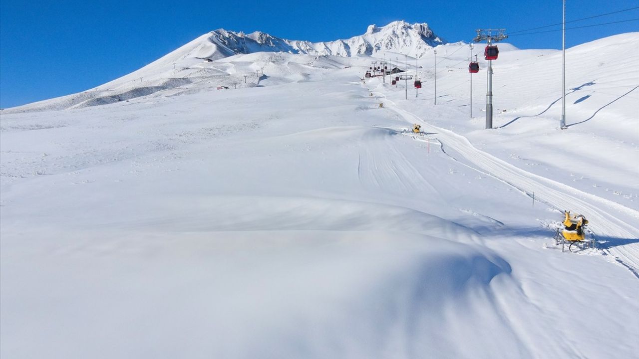 Erciyes Kayak Merkezi Karla Kaplandı