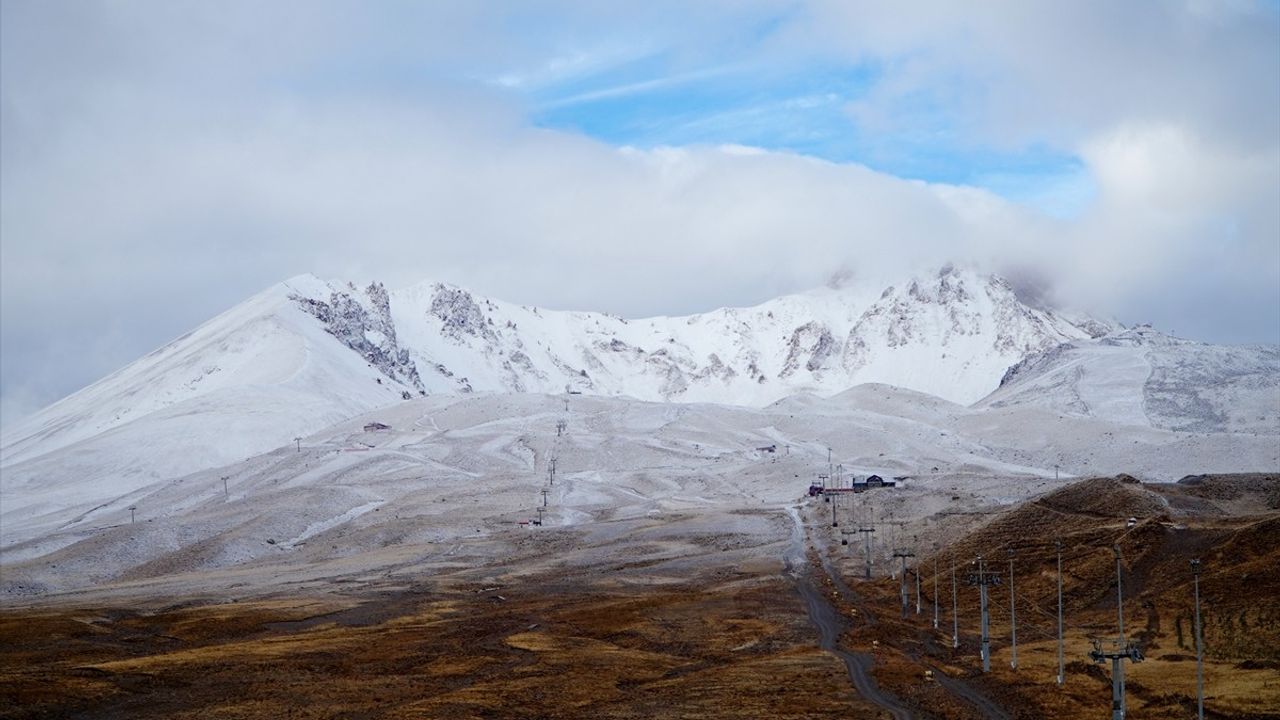 Erciyes Kayak Merkezi'ne Ulaşan Kar Yağışı