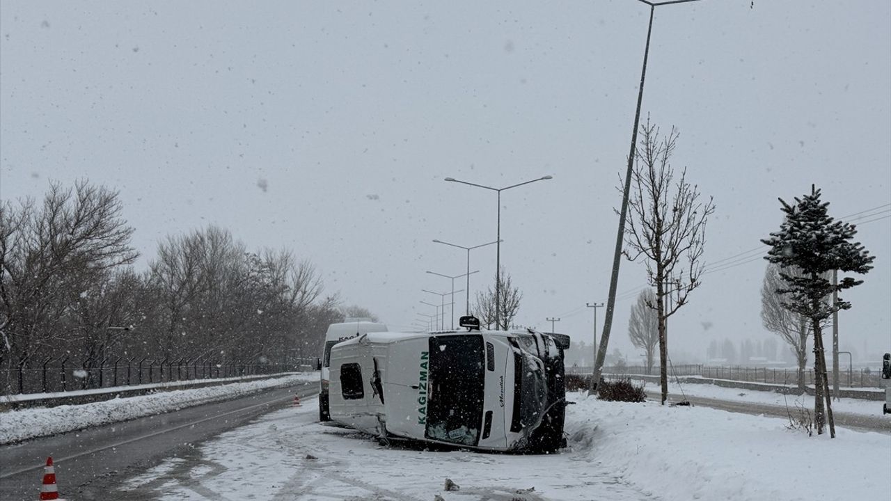 Erzurum'da Minibüs Devrildi: 8 Yaralı