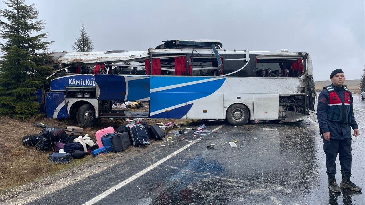 Eskişehir'de Yolcu Otobüsü Devrildi: 1 Ölü, 30 Yaralı