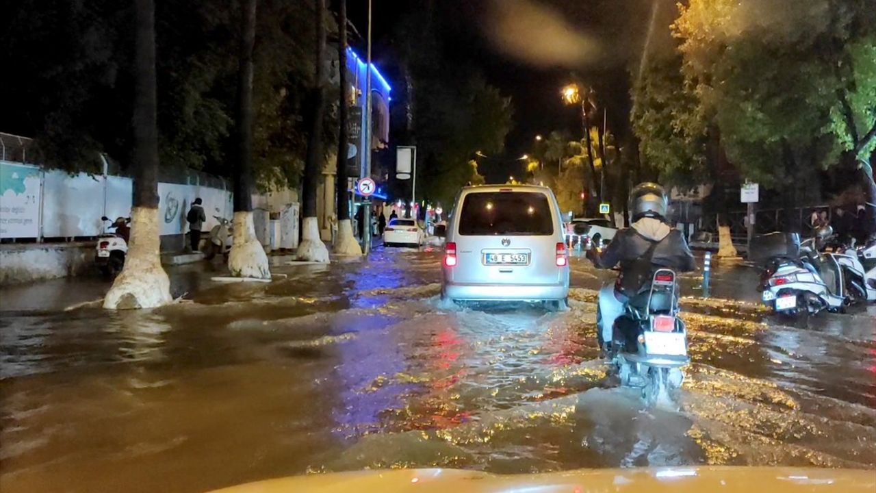 Fethiye'de Şiddetli Yağışlar Su Baskınlarına Neden Oldu