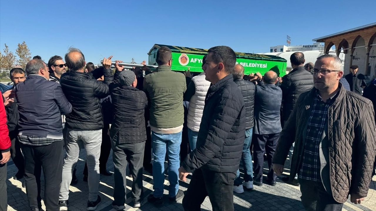 Gelecek Partisi Lideri Davutoğlu, Cenaze Törenine Katıldı