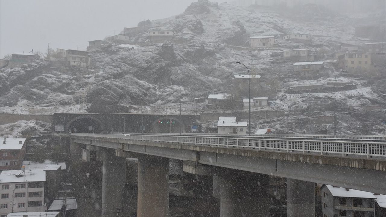 Gümüşhane ve Giresun'da Kar Yağışı Hayatı Olumsuz Etkiliyor