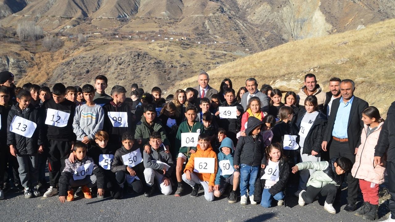 Hakkari'de Asfalt Yolda Atletizm Antrenmanı