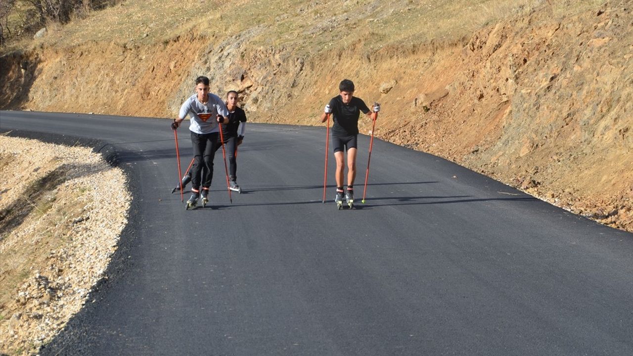 Hakkari'de Tekerlekli Kayak Takımı, Yeni Asfaltlı Yolda Antrenman Yapıyor