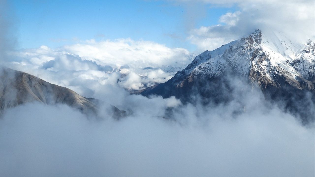 Hakkari'de Yüksek Kesimlerde Kar Etkili Oluyor