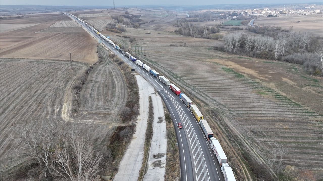 Hamzabeyli Sınır Kapısı'nda Tır Kuyruğu 25 Kilometreye Ulaştı