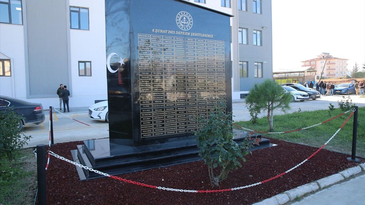 Hatay'da Depremde Hayatını Kaybeden Öğretmenler İçin Anıt