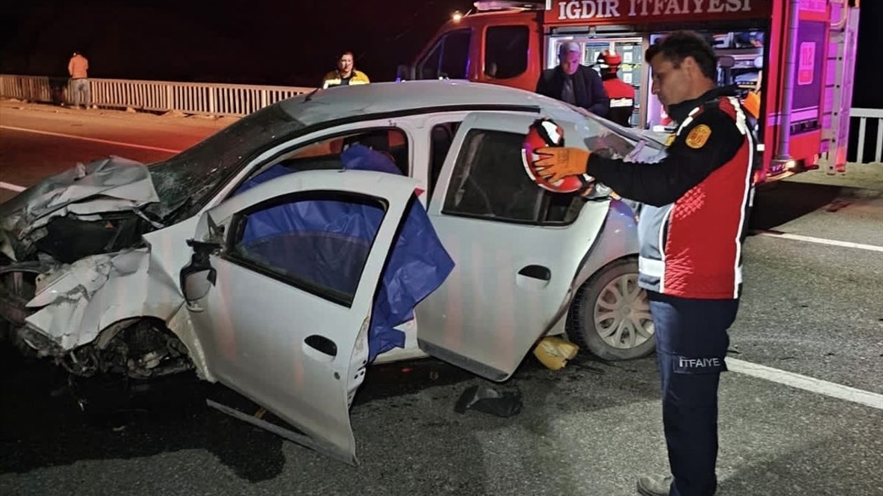 Iğdır'da Trafik Kazası: 1 Kişi Hayatını Kaybetti, 2 Yaralı