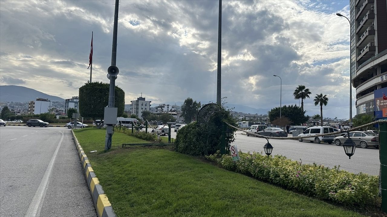 İskenderun'da Çimlere Basanlara Anonslu Uyarı