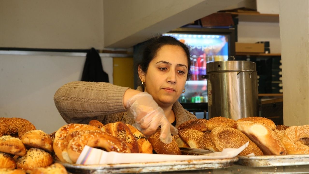 İskenderun'da Hırsızlık Olayı: Simit Fırınında Üşüyen Kadının Telefonu Çalması Güvenlik Kamerasında