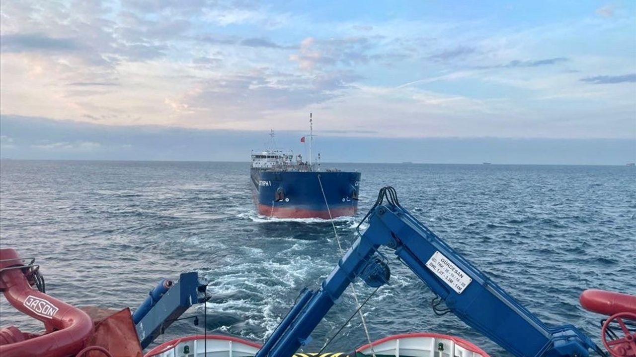 İstanbul Boğazı'nda Makine Arızası Geçiren Tanker Kurtarıldı