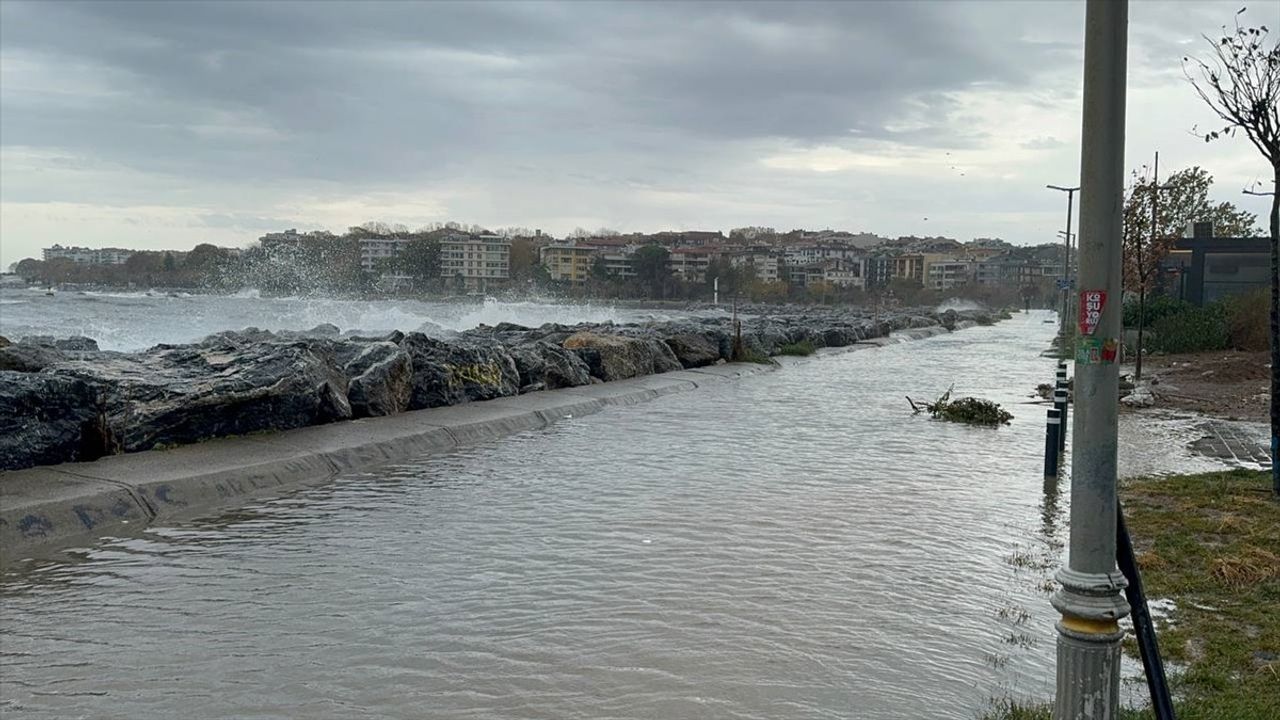 İstanbul'da Lodos Etkisi: Sahilde Su Birikintileri